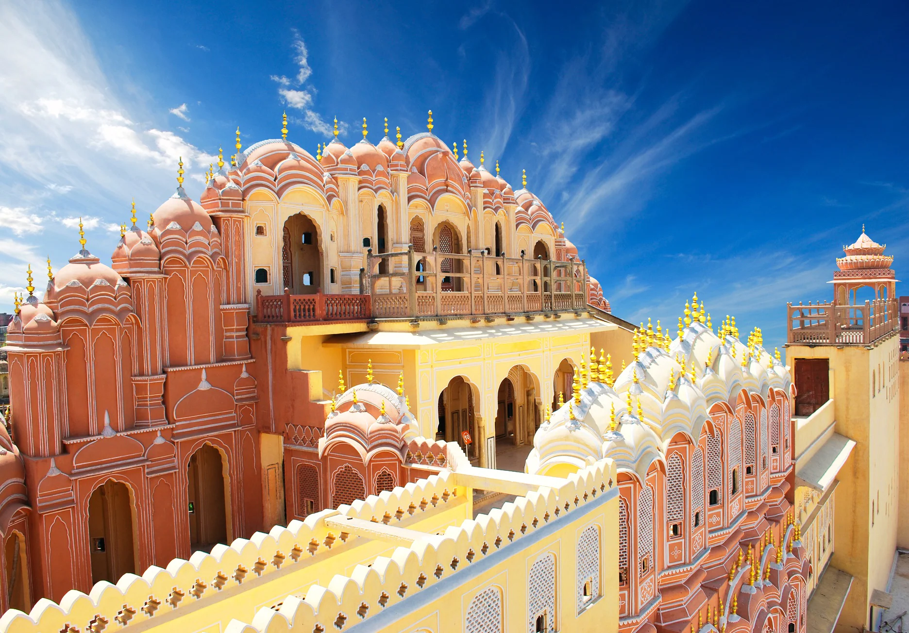 What are the most important attractions of the city of Jaipur that you need to witness